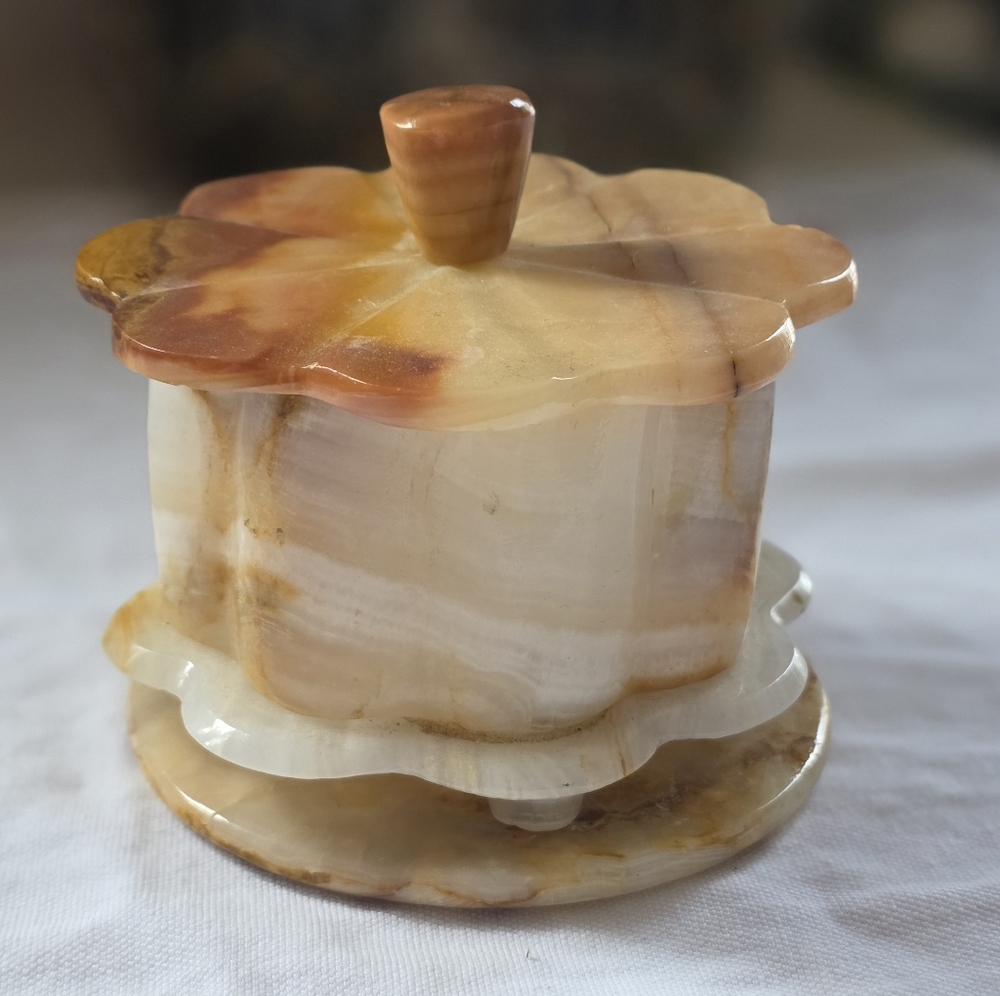 Vintage Onyx Stone Cream & Tan Scalloped Flower Shaped Footed Lidded Trinket Box